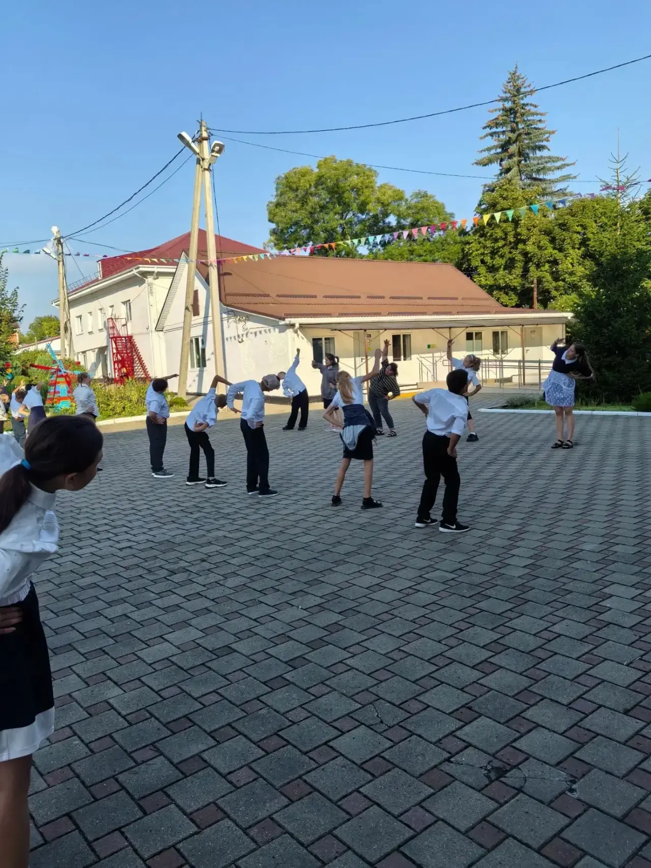 Утро в нашей школе начинается с бодрой ноты! 🎵 Ежедневная утренняя зарядка — уже добра...
