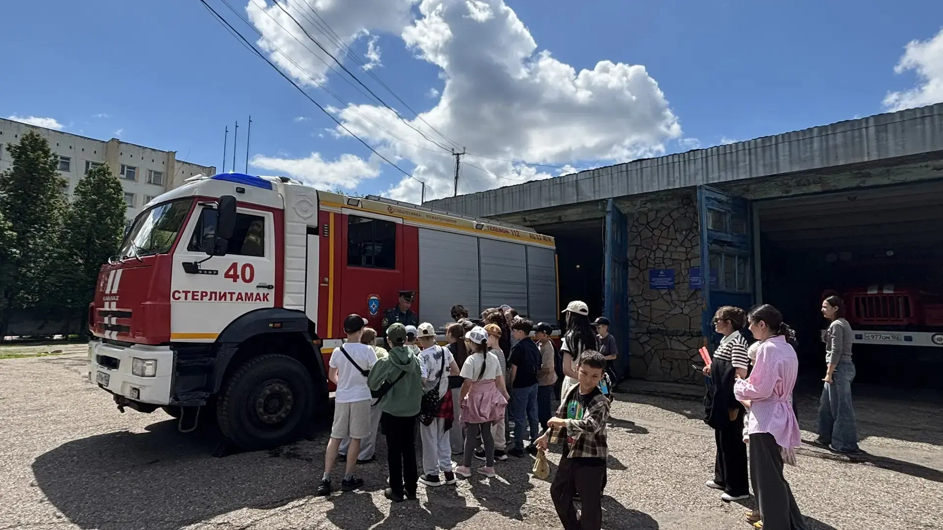 Сегодня ребята из лагеря "Йәйләү"побывали на увлекательной экскурсии в пожарной части. 🧑‍🚒🚒🚨Сотр