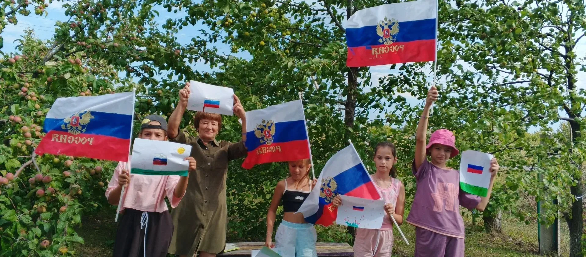 С праздником - с Днём Российского Флага поздравляют дети из кружка"Девичий терем"руково...