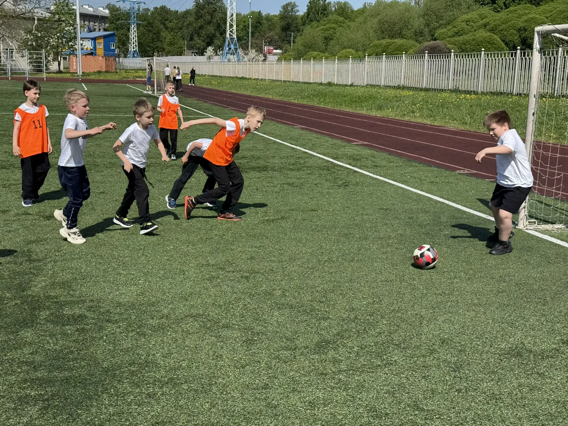 ⚽ ПОНЕДЕЛЬНИК ФУТБОЛА. ПЕРВЫЕ КЛАССЫ ВЫЯСНЯЛИ ОТНОШЕНИЯ НА ПОЛЕ   Сегодня на площадке Харченко встре