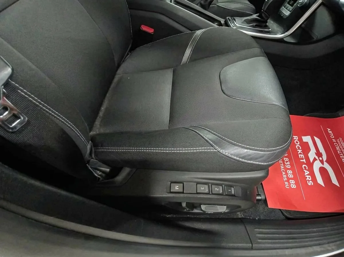 🚗 VOLVO V40 T3 Kinetic
