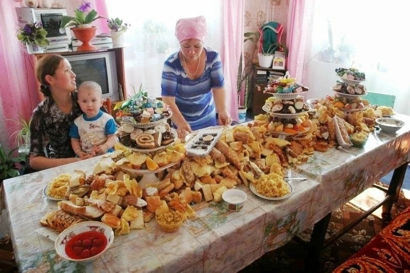 Бер кейәү ҡәйнәһе менән таныштарына ҡунаҡҡа бара. Хужабикә уларҙың алдына төрлө ризыҡ с...