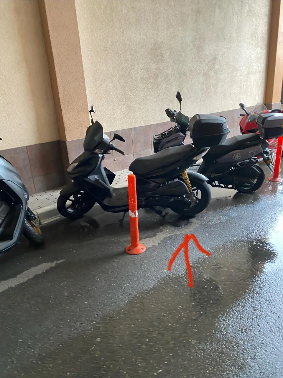 ‼️‼️‼️ Внимание ‼️‼️‼️

В арке стоит мопед, на фото отмечен стрелочкой, из него течет бензин, если  