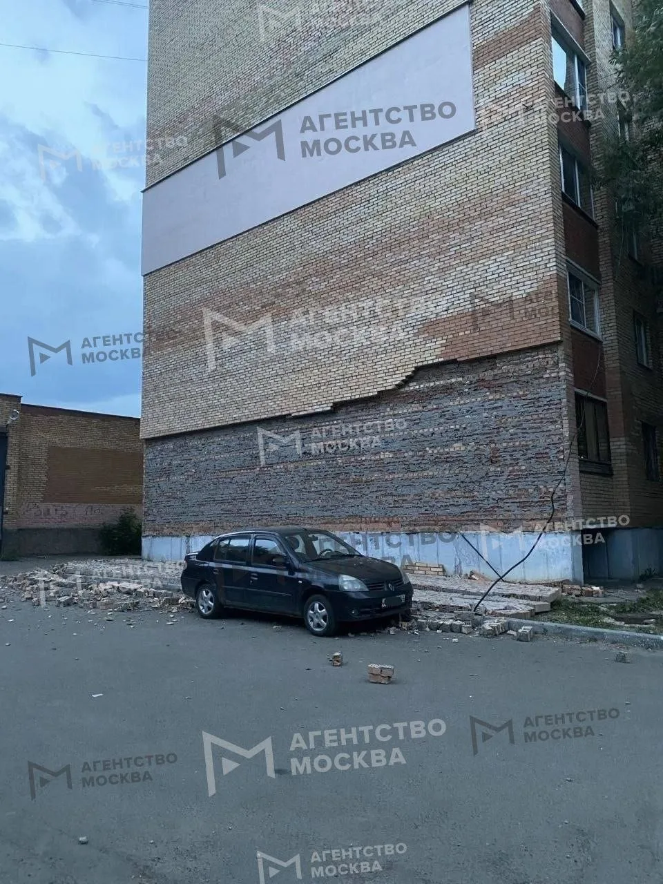 Кирпичная облицовка жилой многоэтажки в Электростали обрушилась прямо на припаркованное авто

Интере