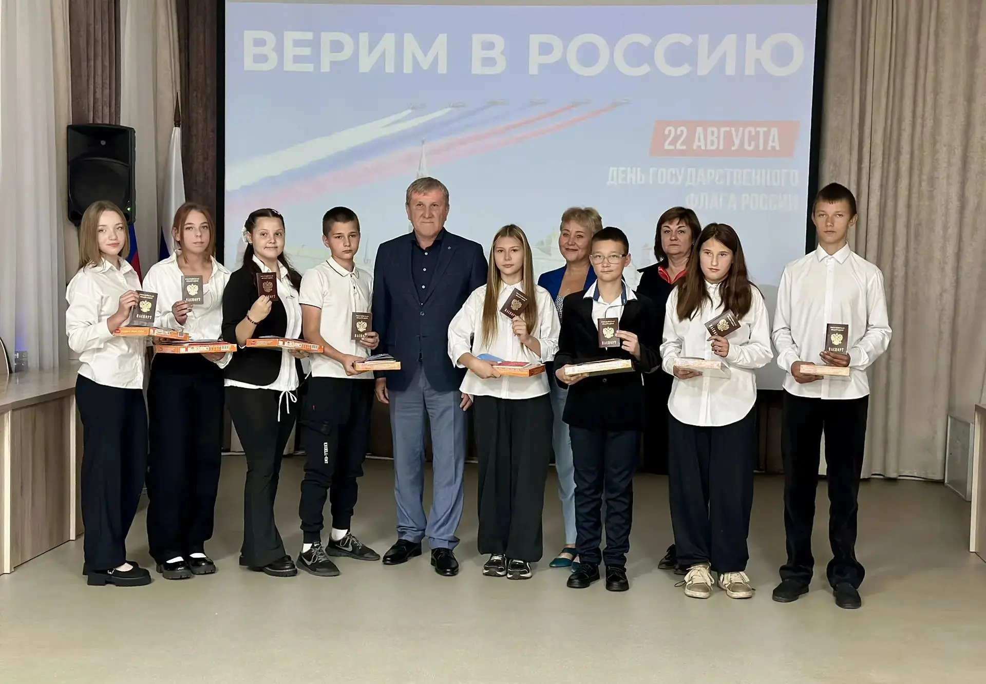 🏢🇷🇺 В преддверии Дня Государственного флага России в администрации нашего округа сос...