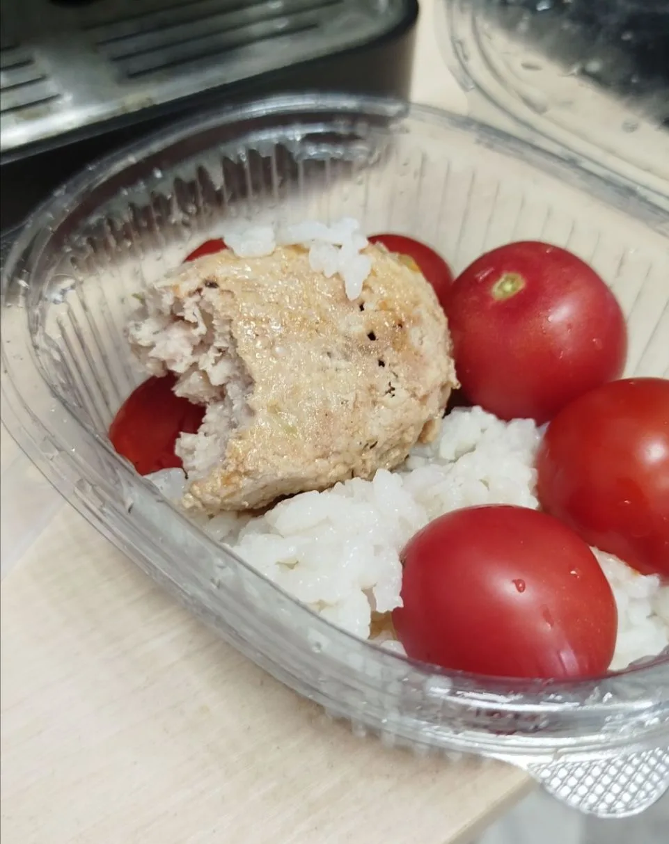 На обед рис и котлетки вчерашнего производства. Получились ооочень вкусные, пожалела чт...