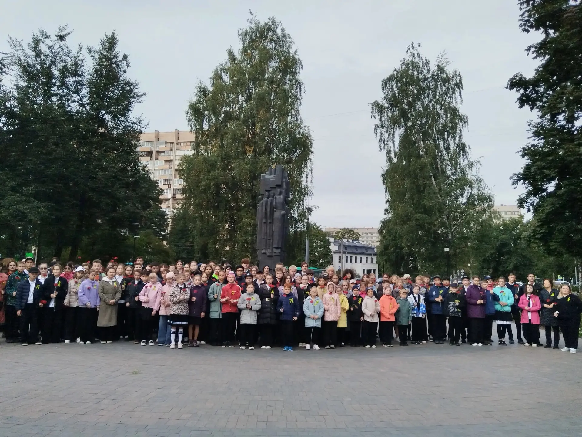 Память, застывшая в камне: 8 сентября — день начала блокады Ленинграда 🕊️