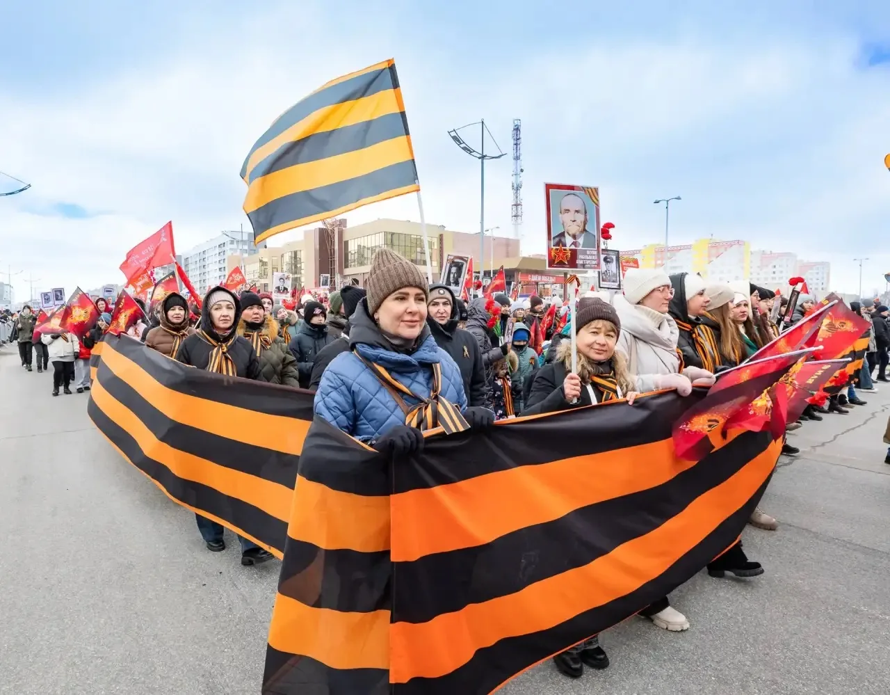 Сегодня в Новом Уренгое, как и по всей стране, проходит шествие Бессмертного полка. В руках — фотогр