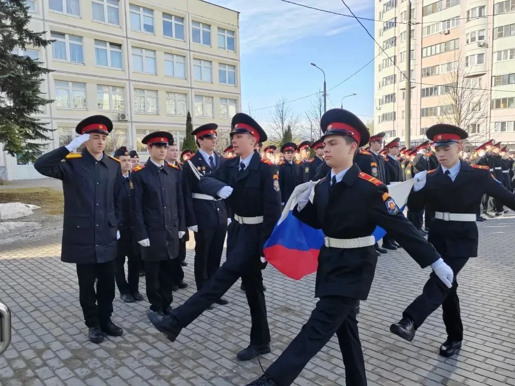 🇷🇺 Равнение на флаг!  Начинаем новую рабочую неделю с торжественной церемонии выноса Государственног