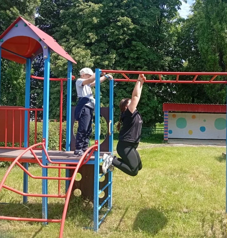 😉Время на детской площадке всегда пролетает быстро и совершенно незаметно. Вокруг столько интересно