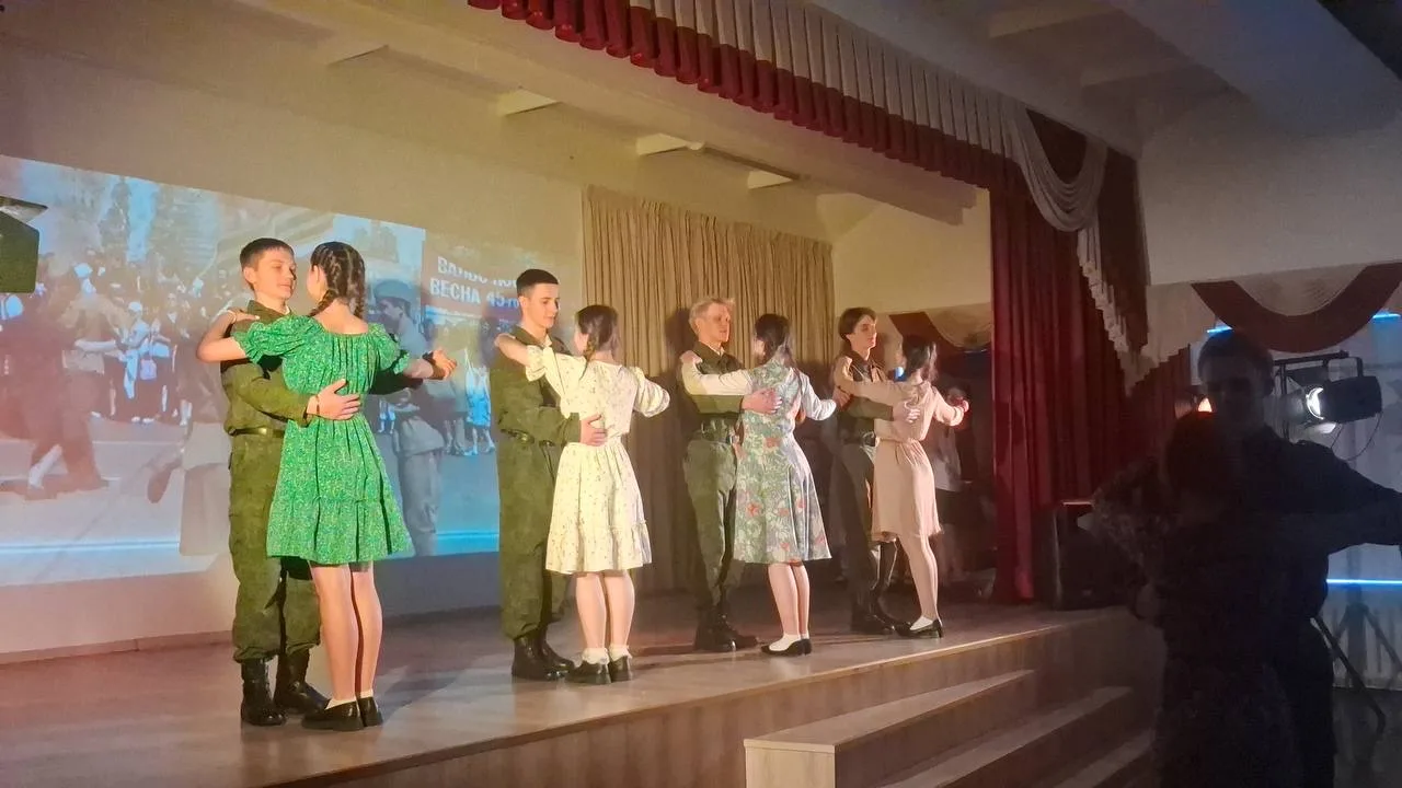 Состоялась премьера документального спектакля «Детство, опаленное войной» 🎗️  Зал наполнился тишиной