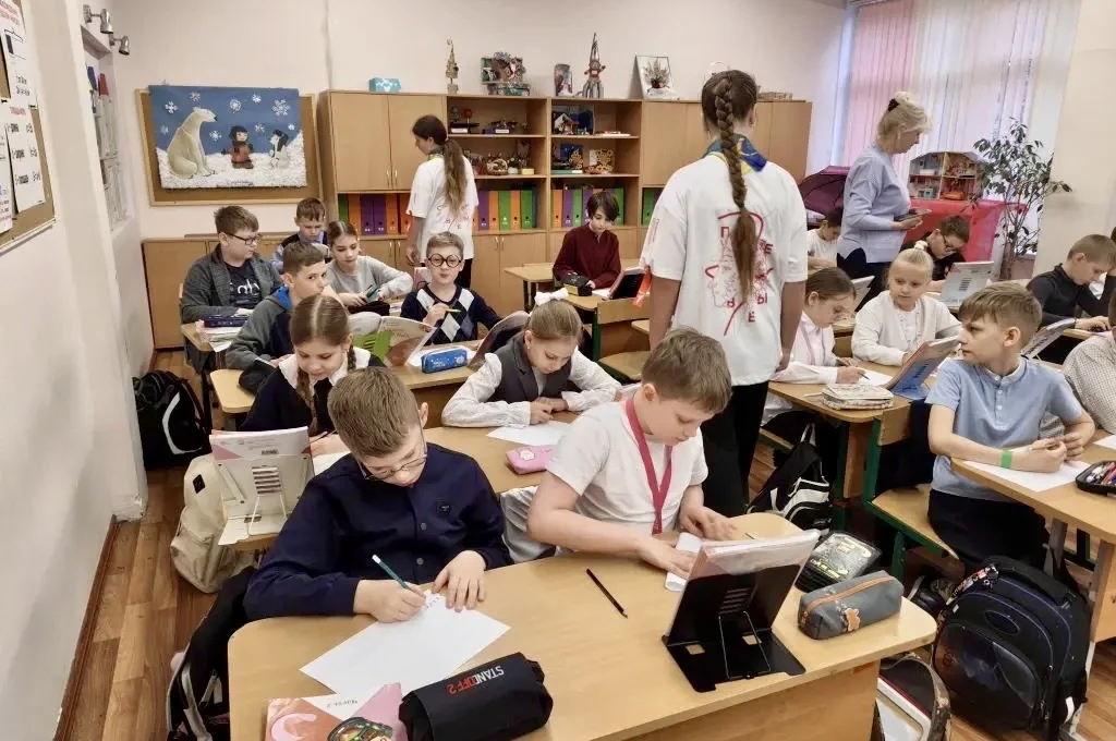 💛 Там, где начинается понимание  🫶 Вчера наши добровольцы провели особенную серию уроков я о важном 