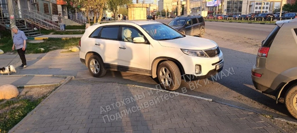 😐«Нормально встал…». Фото от подписчика  📍Тула, ул. Ложевая, рядом с домом №123. No comments.  #х786