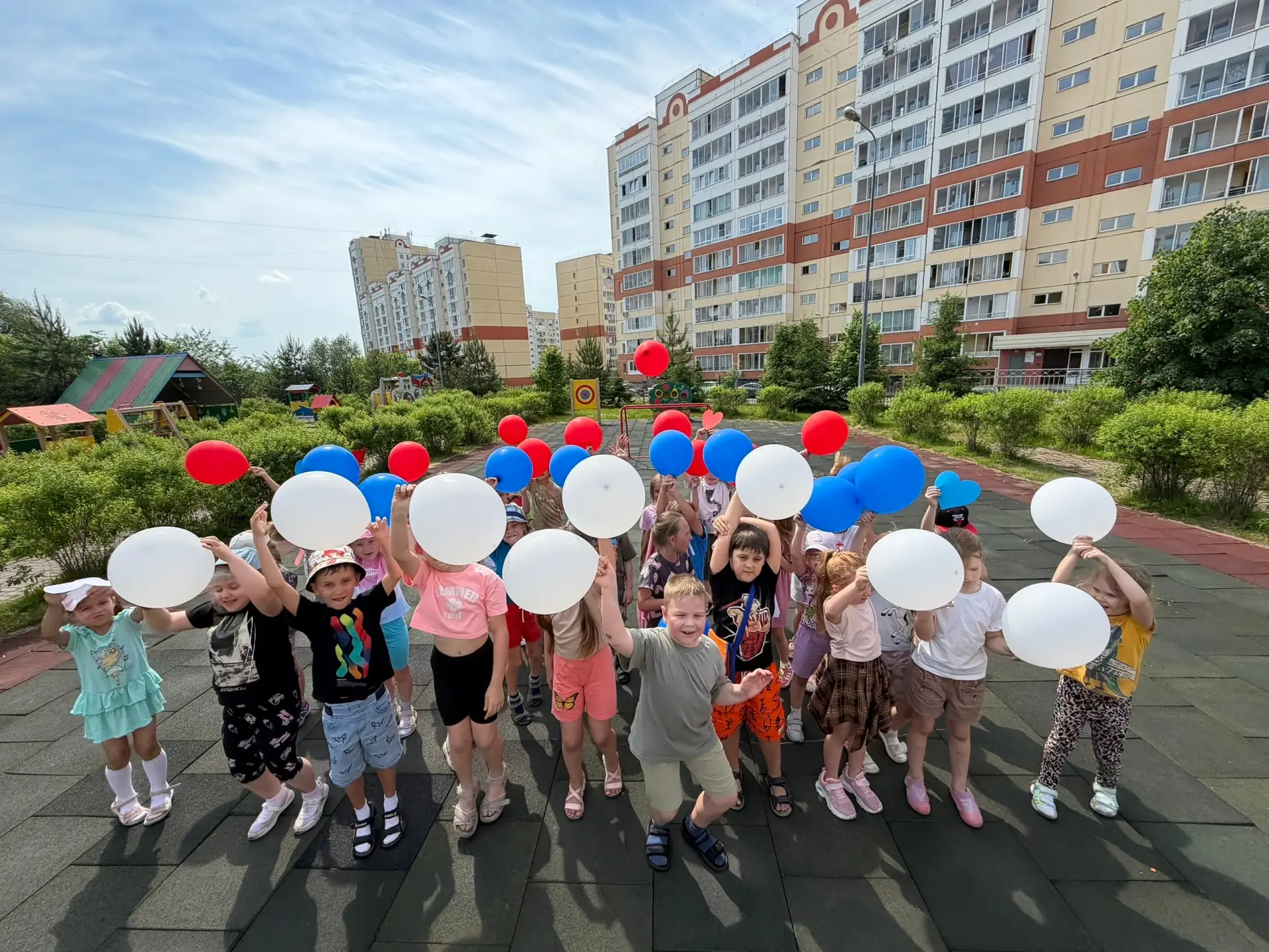 С Днём России! В нашем детском саду «Город мастеров» праздник прошел весело и с настоящим русским ра