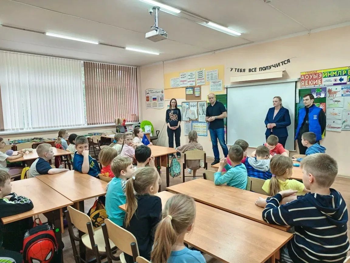 Сегодня ребята из пришкольного лагеря "Солнечный город" познакомились с представителями НПО "Машинос
