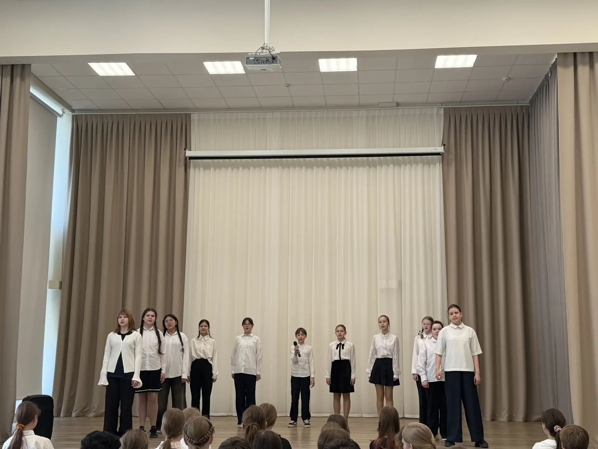 Песни, ставшие судьбой!  В нашей школе прошло особенное событие — праздничный концерт для пятиклассн