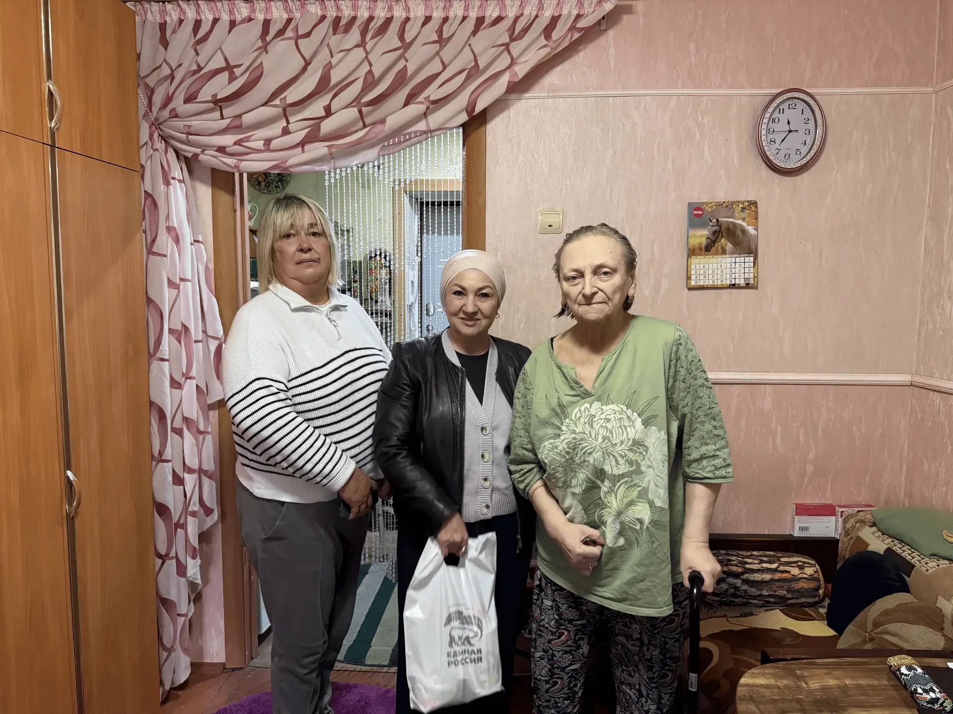 Депутат и вице‑президент ОБФ «Ярдам‑Помощь» поздравила пожилых жительниц Казани с празд...