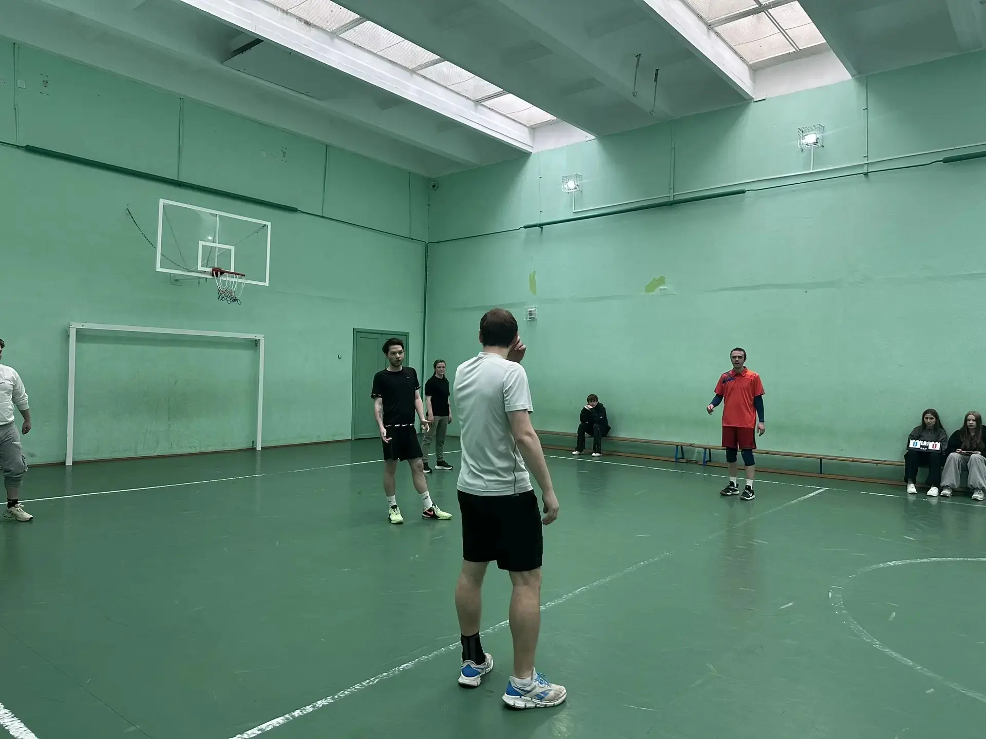 🏐 Кто сказал, что учителя только оценки ставят? Сегодня они ставили блоки и подачи!  В нашей школе п