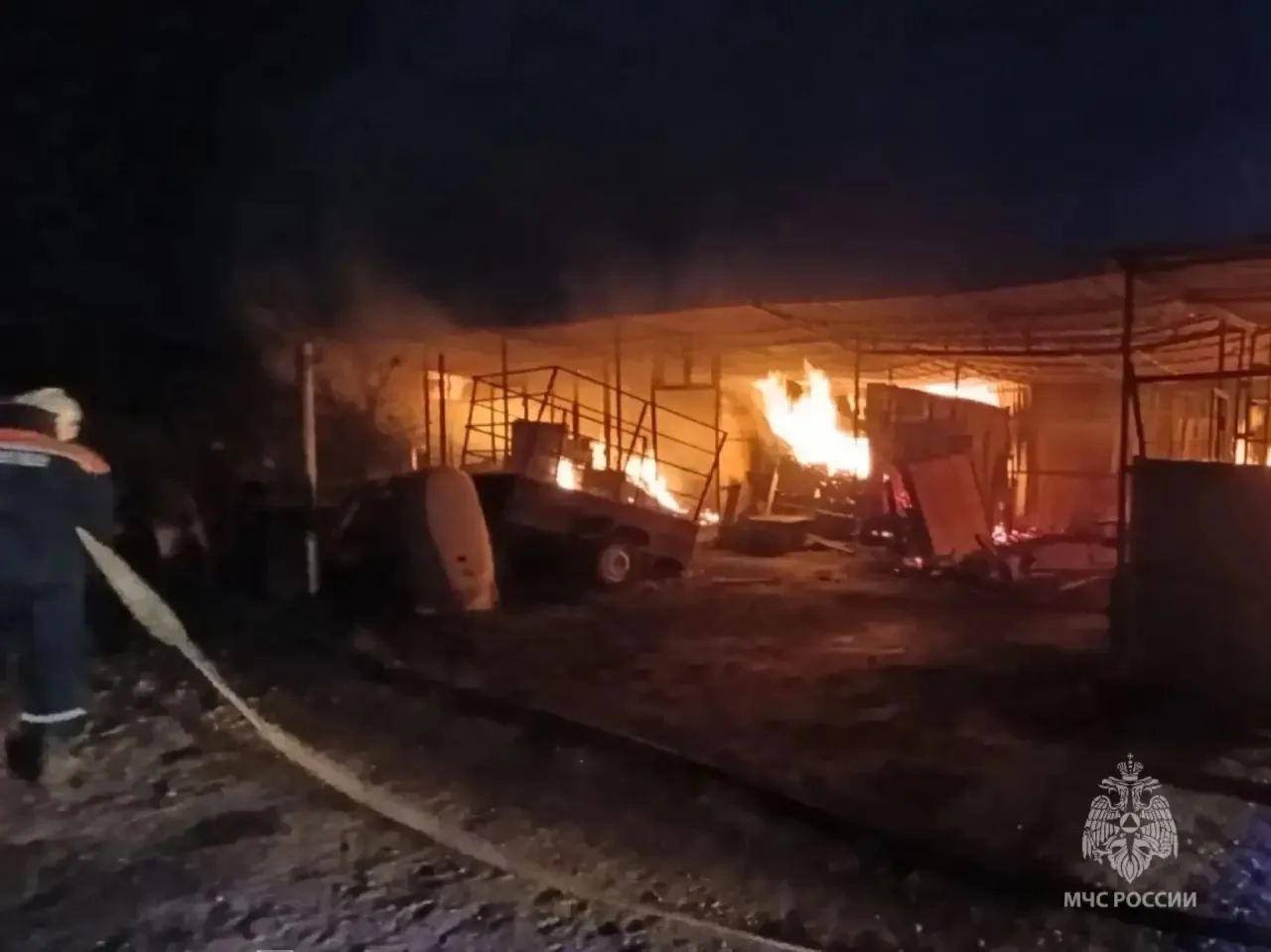 В Ростовской области мужчина попал в больницу после того, как сварил будку для собаки