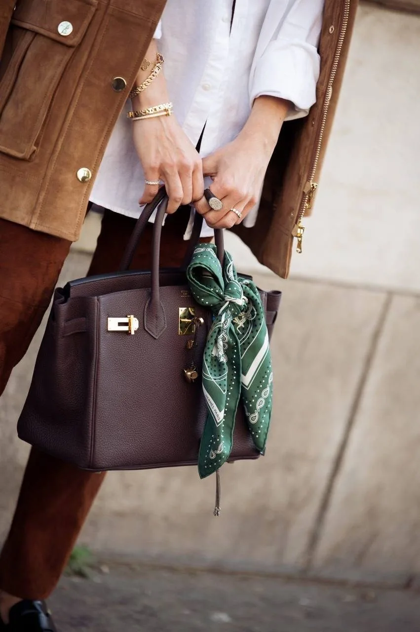 Винтажные платки Dior, Hermes и Gucci, которые выглядят как новинки из последних коллекций 💔
 
уже 