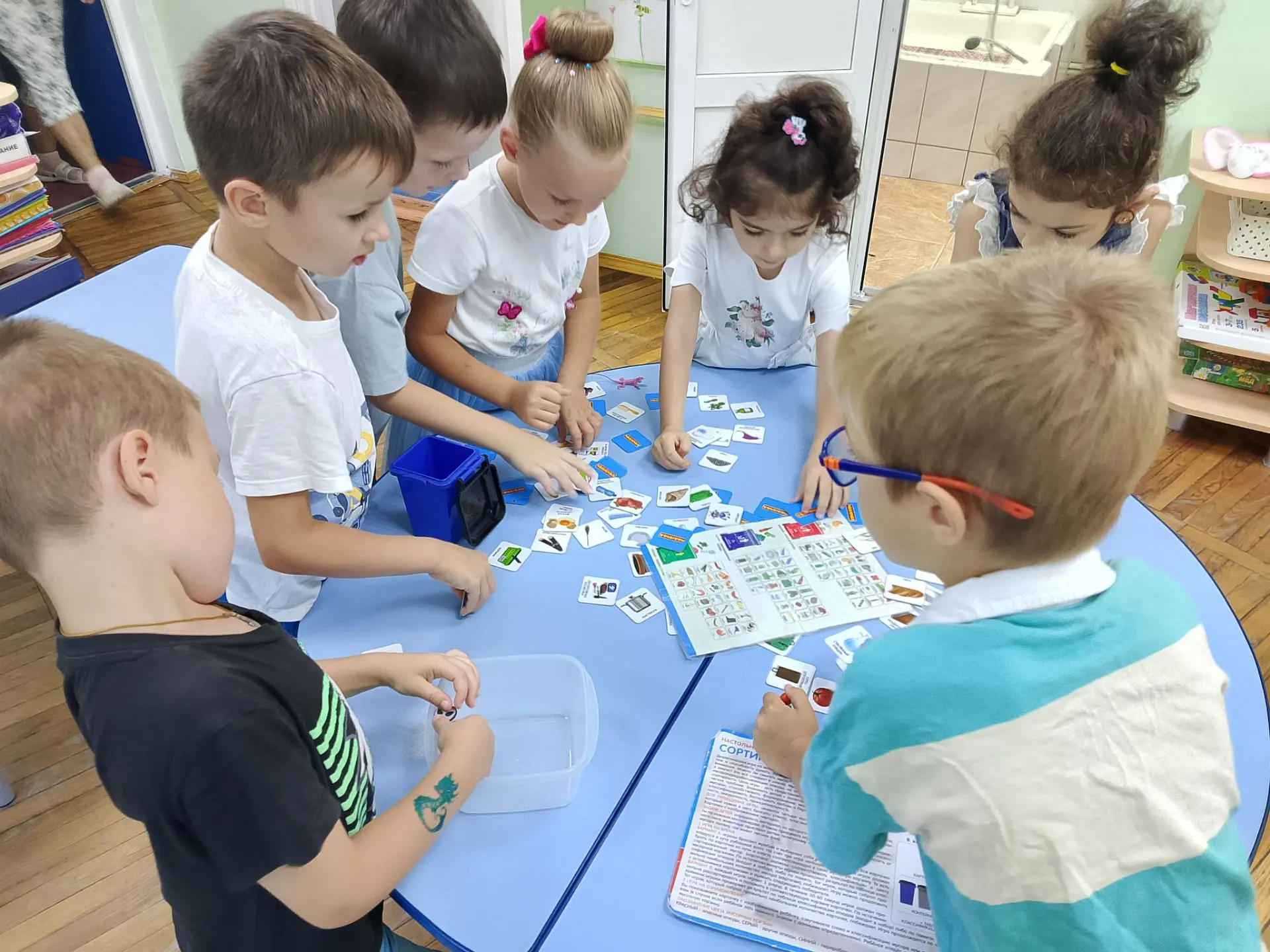 Ребята из группы "Капитошка " со всей ответственностью отнеслись к сортировке мусора, ч...