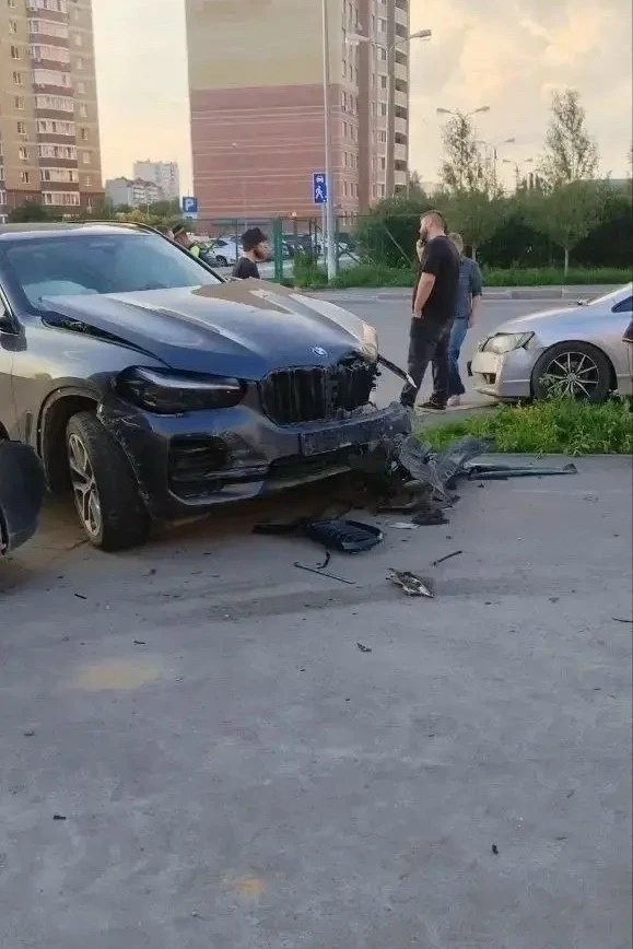 BMW на скорости протаранила несколько авто во дворе в районе проезда Солнечного, сообщает очевидец в
