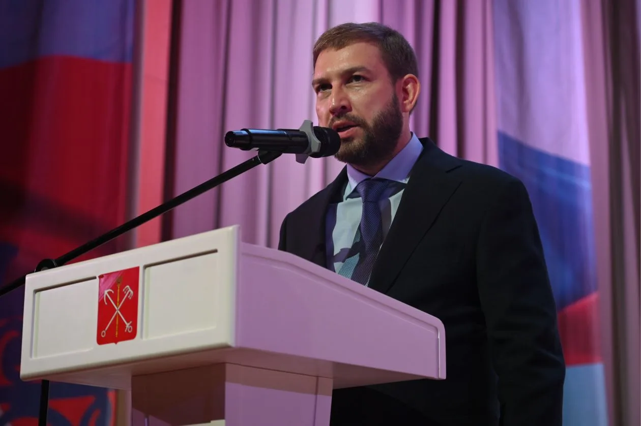 Вместе с депутатом Законодательного Собрания Юрием Гладуновым поздравил сотрудников учр...