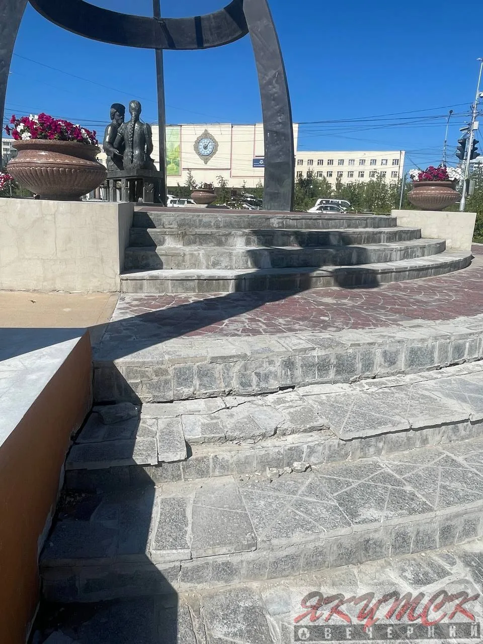 Памятник Семену Дежневу и Абакаяде нуждается в ремонте.

Со всех сторон видны трещины, плитка на сту