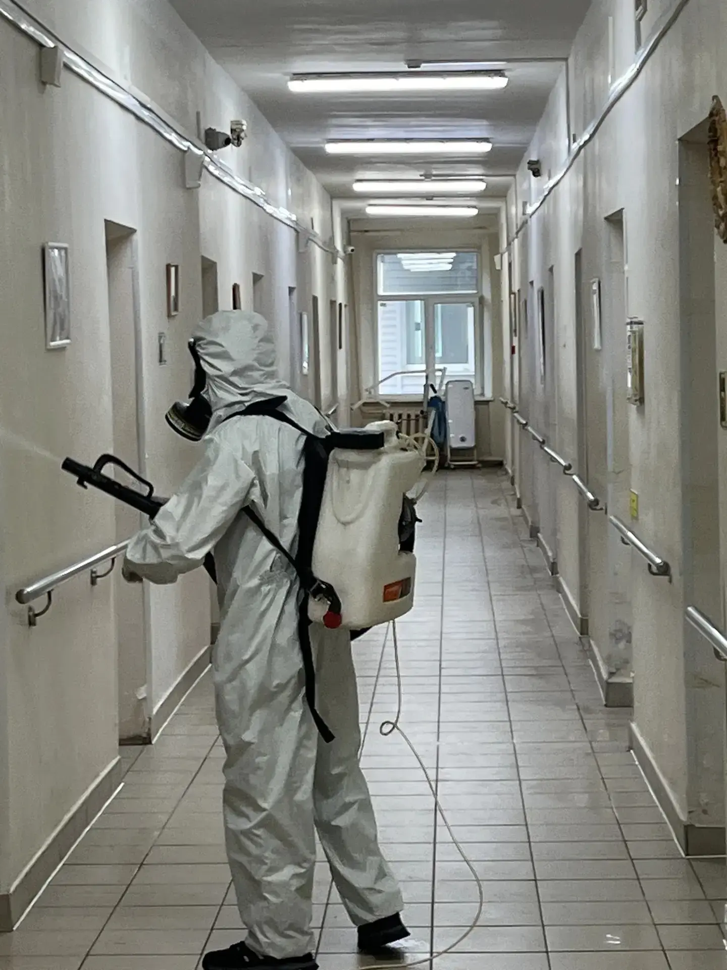 В условиях учреждений, в которых находится немалое количество пожилых людей, несоблюдение строгих са