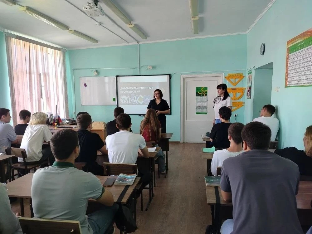 Дорожная безопасность — это общая ответственность и культура каждого из нас! 🚔🚦

👮📋Главным госте