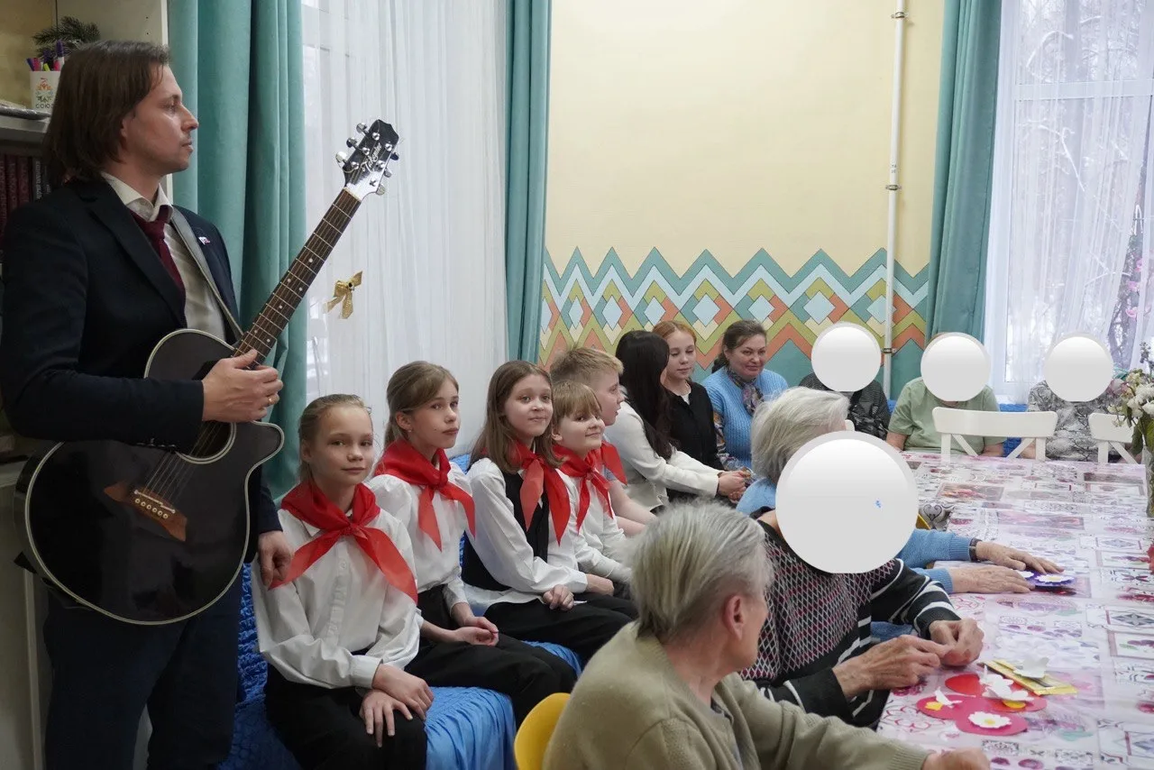 👍Связь поколений: активисты Движения Первых поздравили постояльцев центра «Союз» с 8 Марта  8️⃣Актив