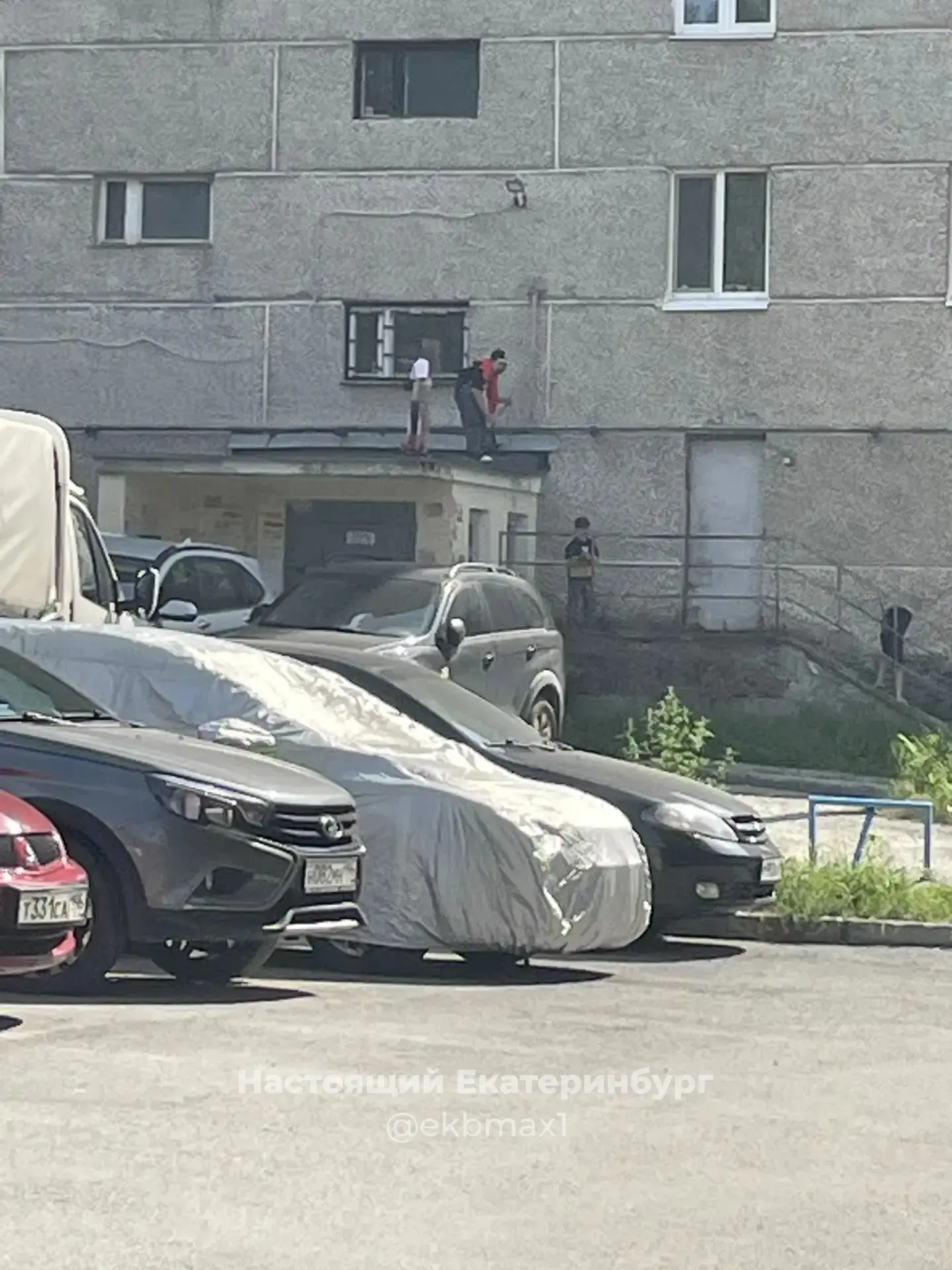 На улице Замятина 38 дети залезли на крышу подъезда 🤦 

Прислать новость: админ