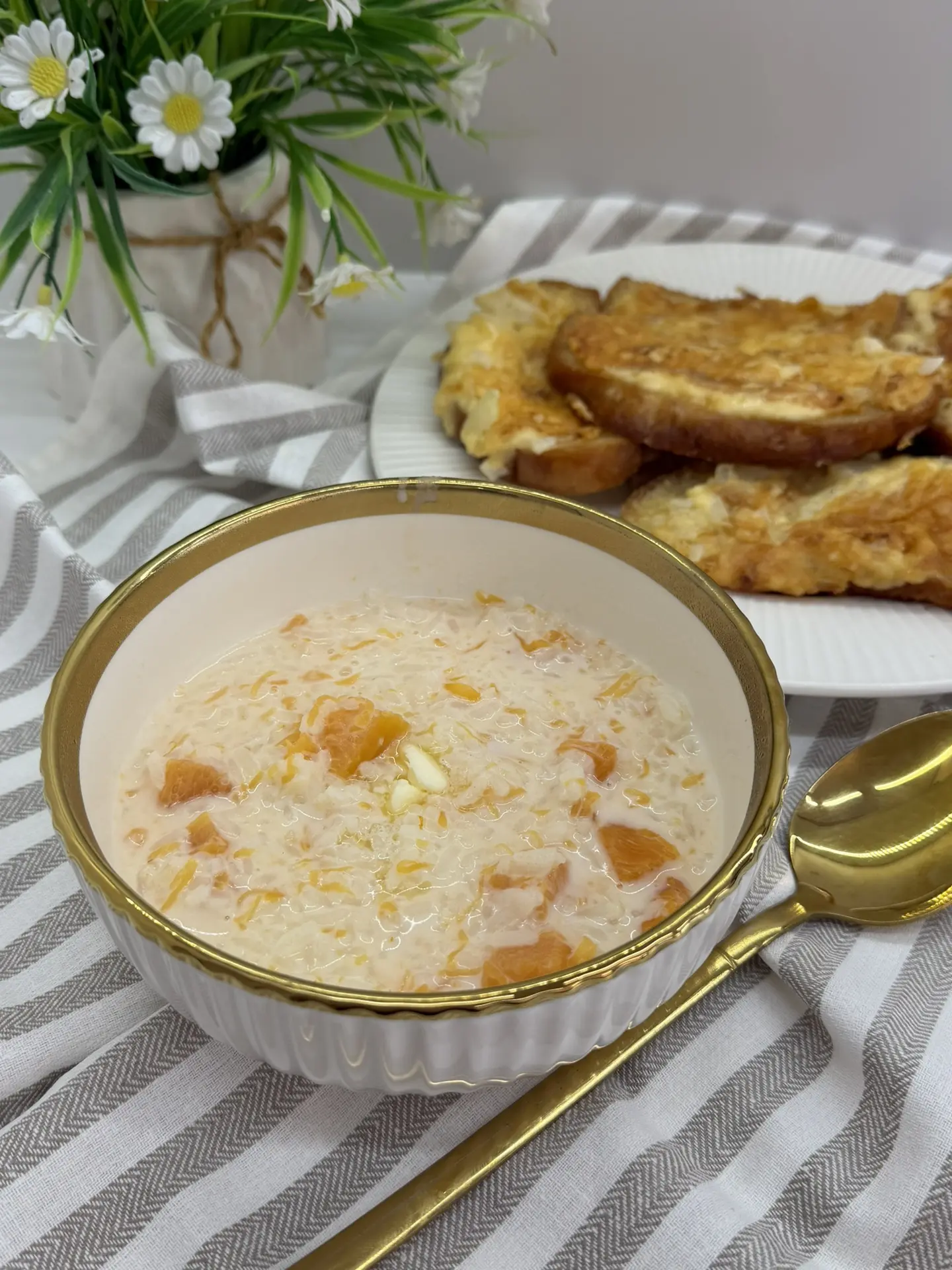 На завтрак рисовая каша с тыквой и горячие сырные бутерброды.