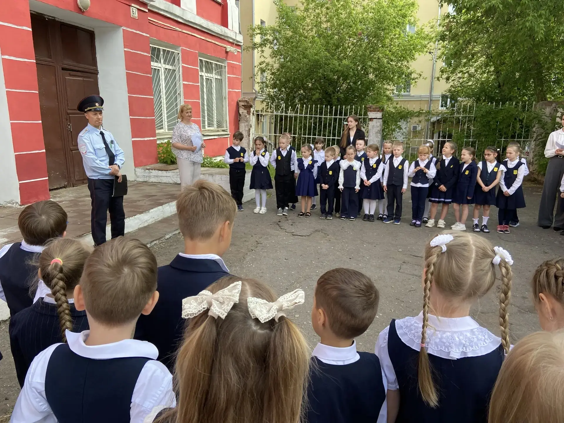 Сегодня в начальной школе — важный день. Ученики 1-4 классов собрались на итоговые линейки, чтобы по