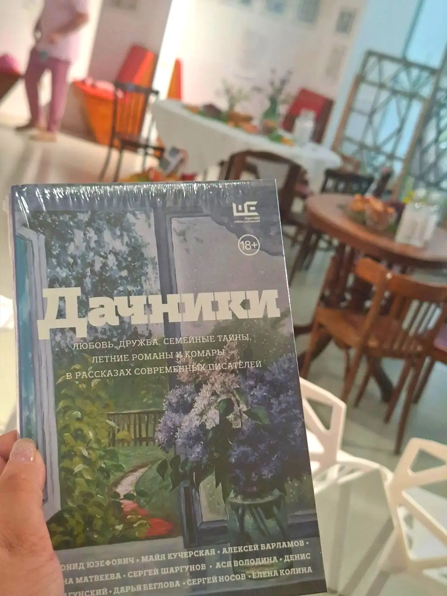 Самый разгар лета. Дачный сезон.

Спелые ягодки с грядок, лавочки в тени, паутинки на свету, чайные 
