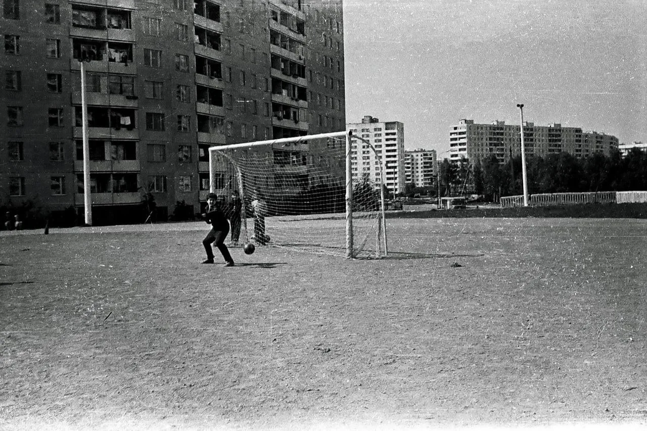 📸 Вид в сторону Ясеневой улицы, со стороны стадиона школы 979 в 1988 году

Орехово • Зябликово • Бр
