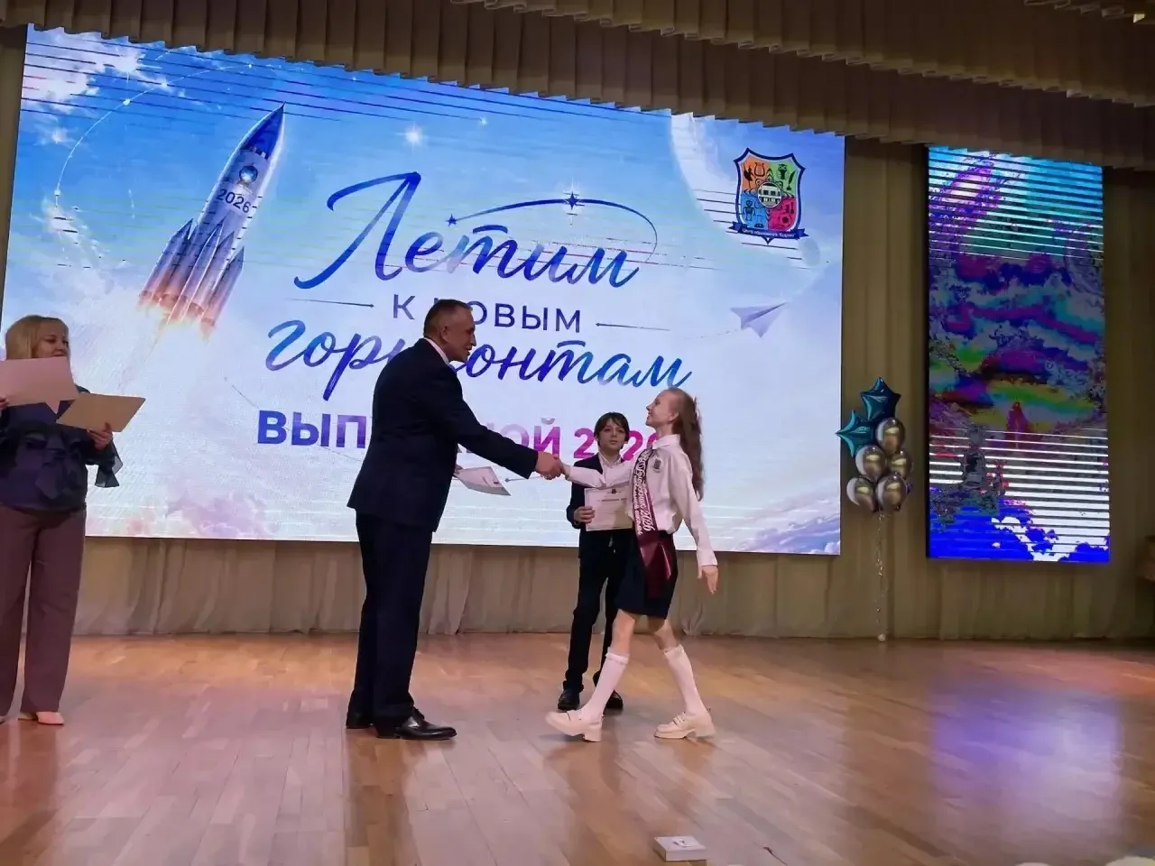 На этой неделе в нашей школе целых три дня проходили выпускные вечера для учеников четвёртых классов
