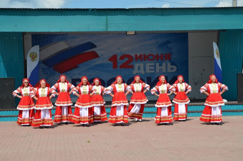 12 июня на территории районного Дома культуры царила атмосфера настоящего торжества.
 
Сцена стала п