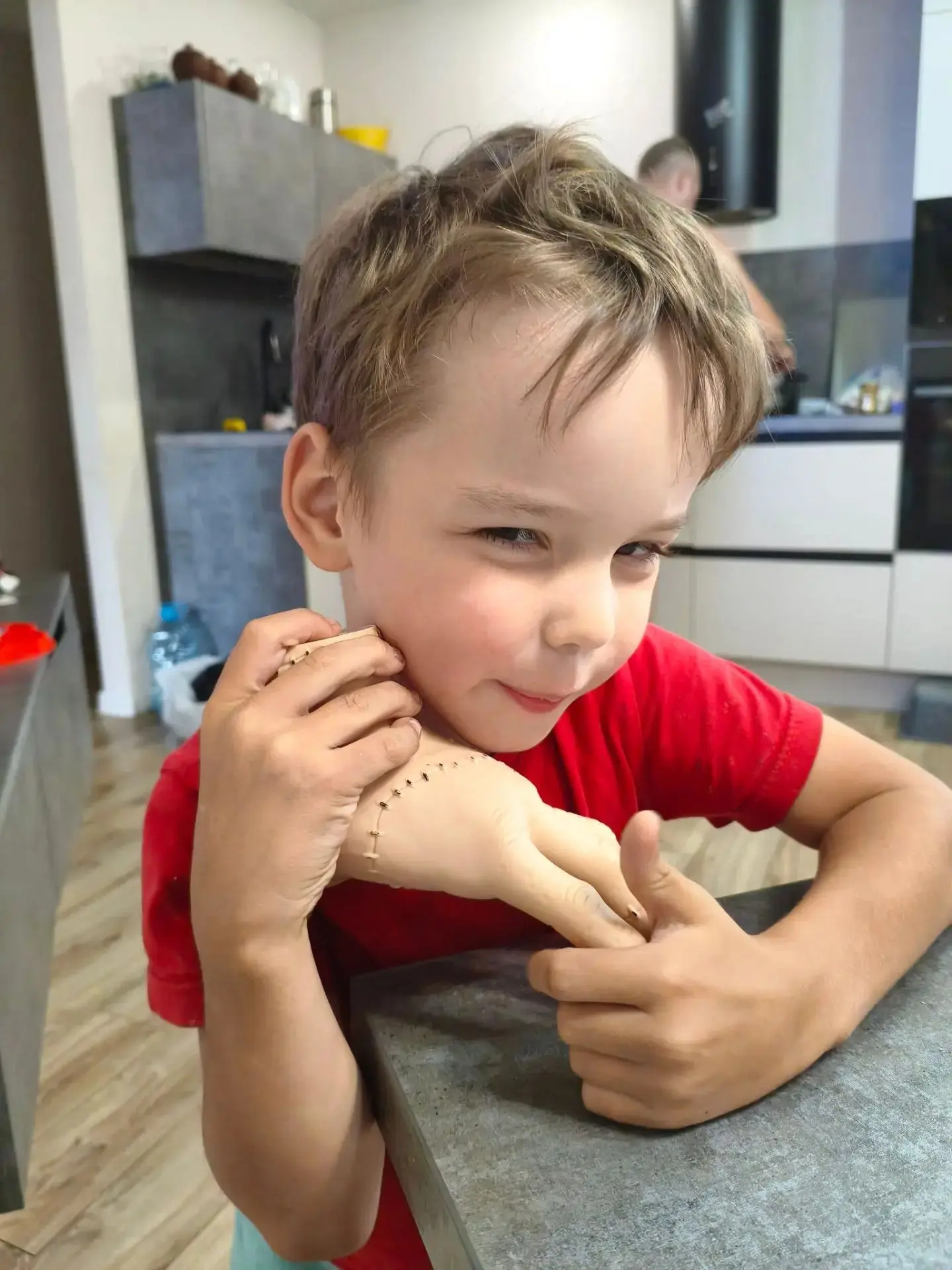 Рука, которая может всё! 🖐️✨

Знакомьтесь — Вещь (Thing), самый харизматичный персонаж без тела во 