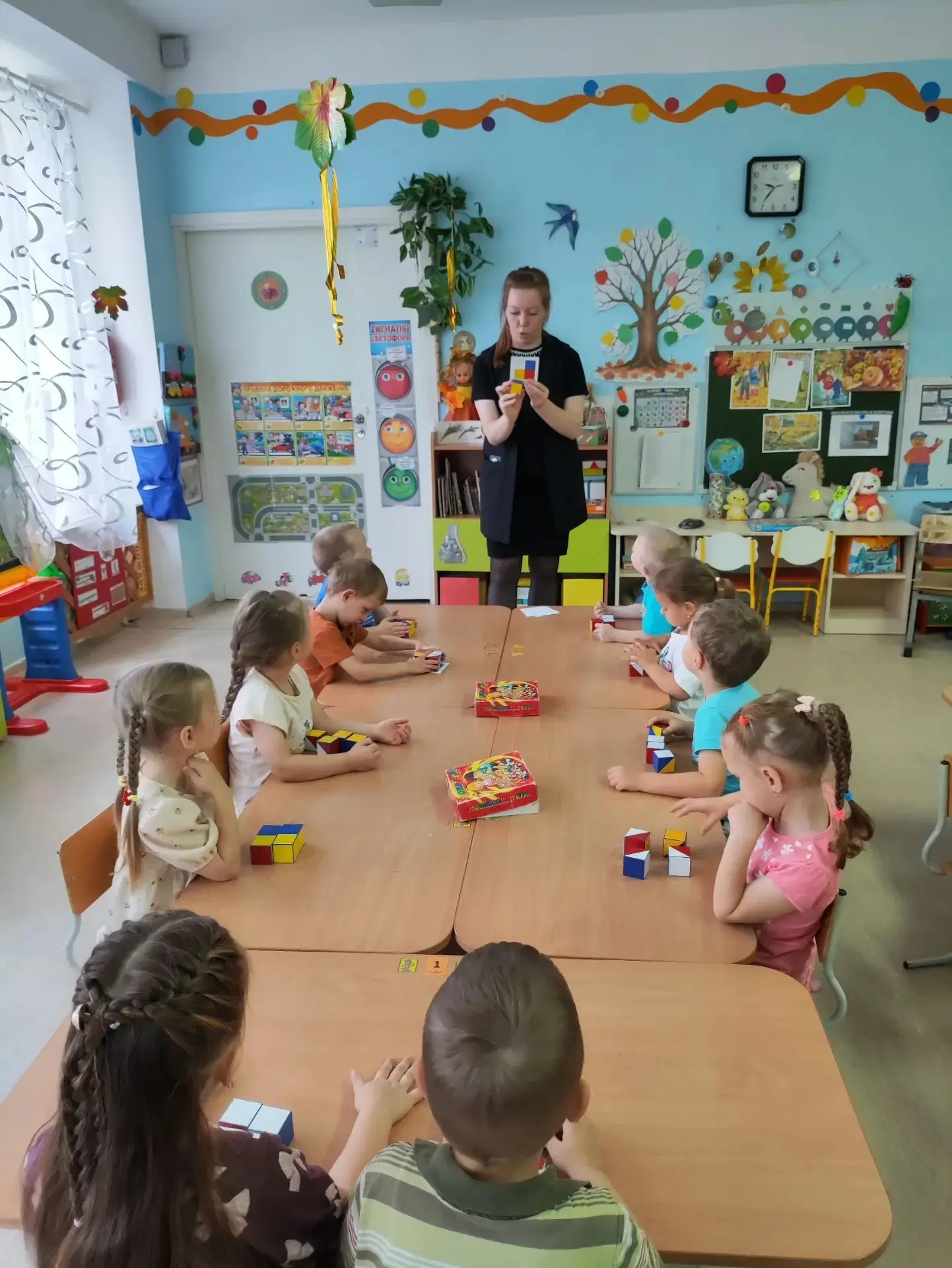 Сегодня в средней группе 4-48 дошкольники не просто играли с кубиками Б. П. Никитина, а...