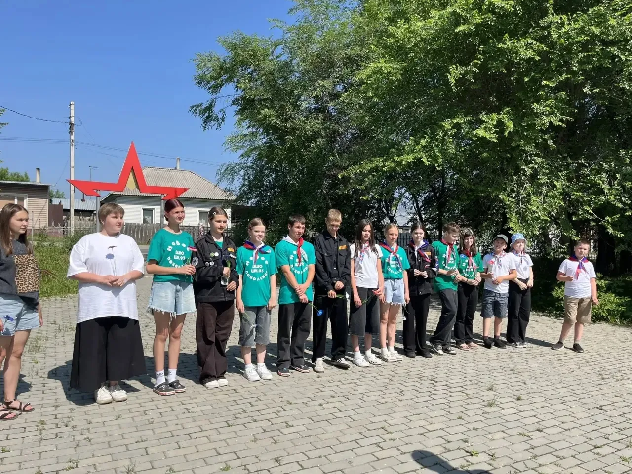 День памяти и скорби: помним и чтим подвиг героев 🕊️ 

В преддверии Дня памяти и скорби, учащиеся М