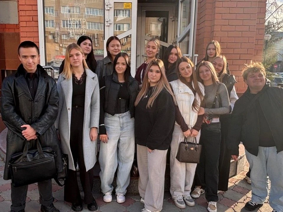 Студенты специальности 38.02.08 «Торговое дело», обучающиеся по программе «Профессионал...
