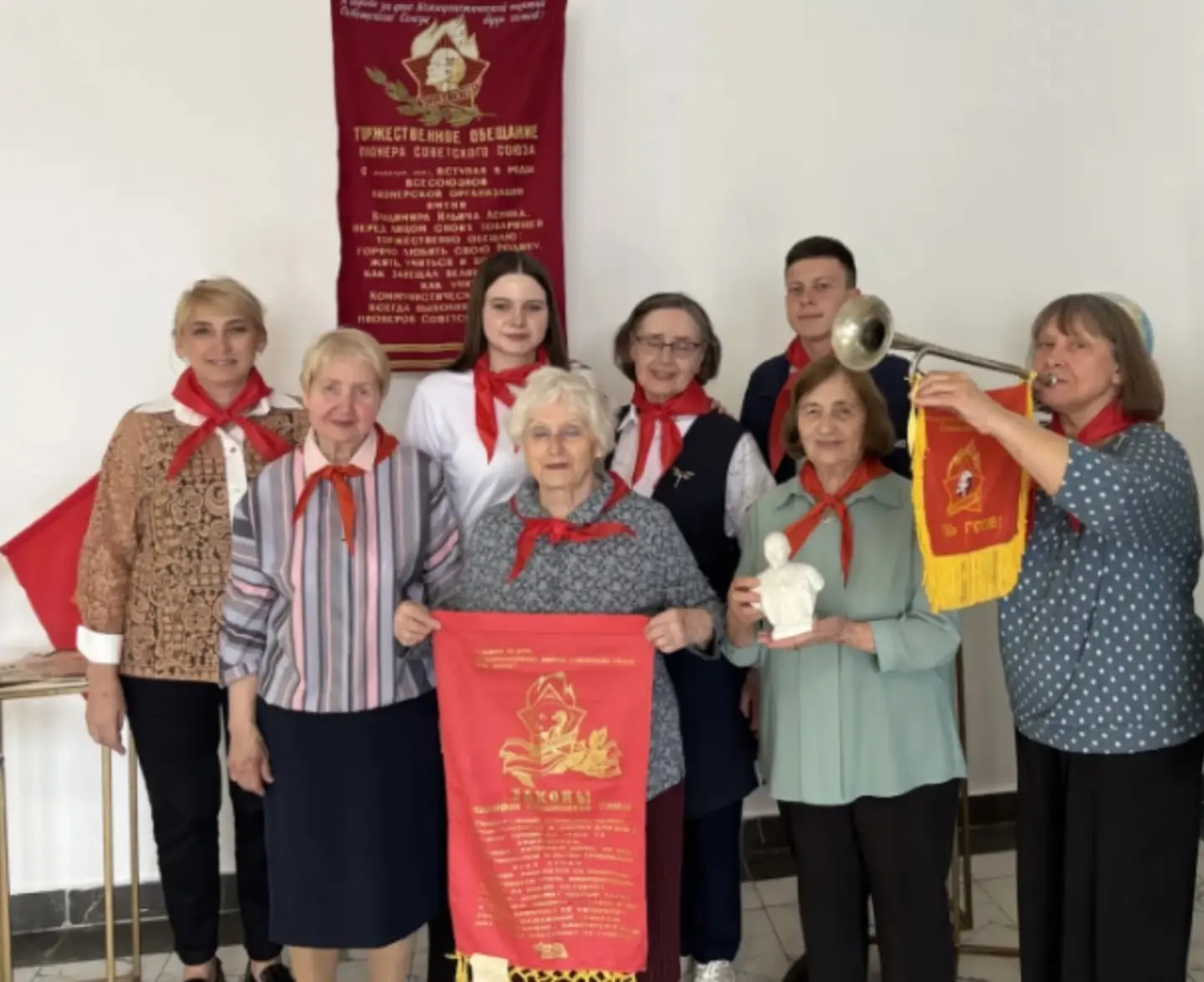 Если вы есть- будьте Первыми! Галстуки, звуки пионерской зорьки и веселые песни пионеров.   День дет