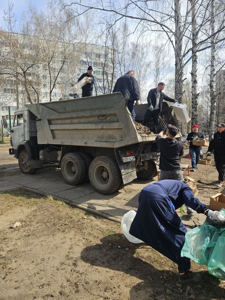 Вот такой десант родителей  под командой нашего  завхоза помогал благоустраивать и наво...