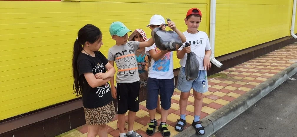 Ребята приняли участие в акции "Мы чистим мир" по сбору мелкого мусора.
#мызачистоту