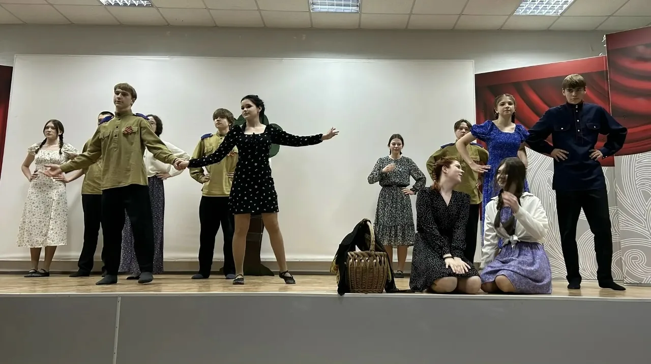 🌸81-я весна ожила в звуках 🎶  💥 В преддверии священного праздника старшеклассники нашей школы устрои