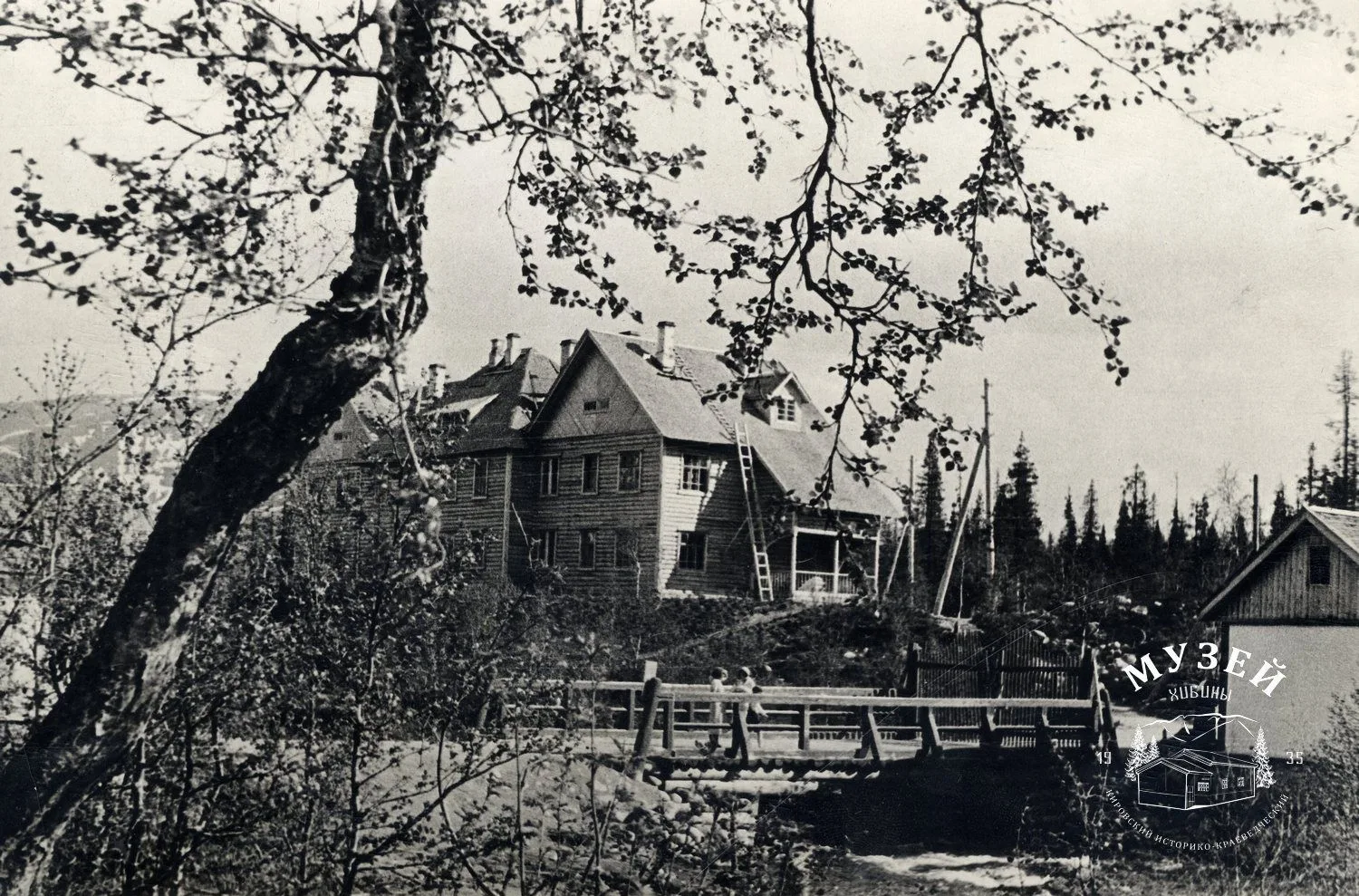 Вид на главный лабораторный корпус, 2-я половина 1930-х гг.
Фото: Н.Певцов.
 
Это здание главного ла