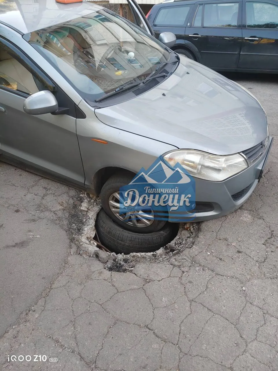Машина провалилась в яму на ул. Высоцкого, 1