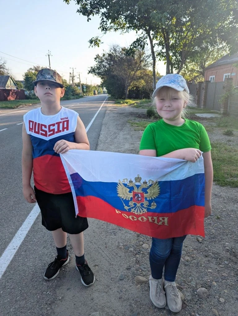 Мерзляковы Маша и Макар принимают участие в акции "Флаг России".
#12июня
#ДеньРоссии