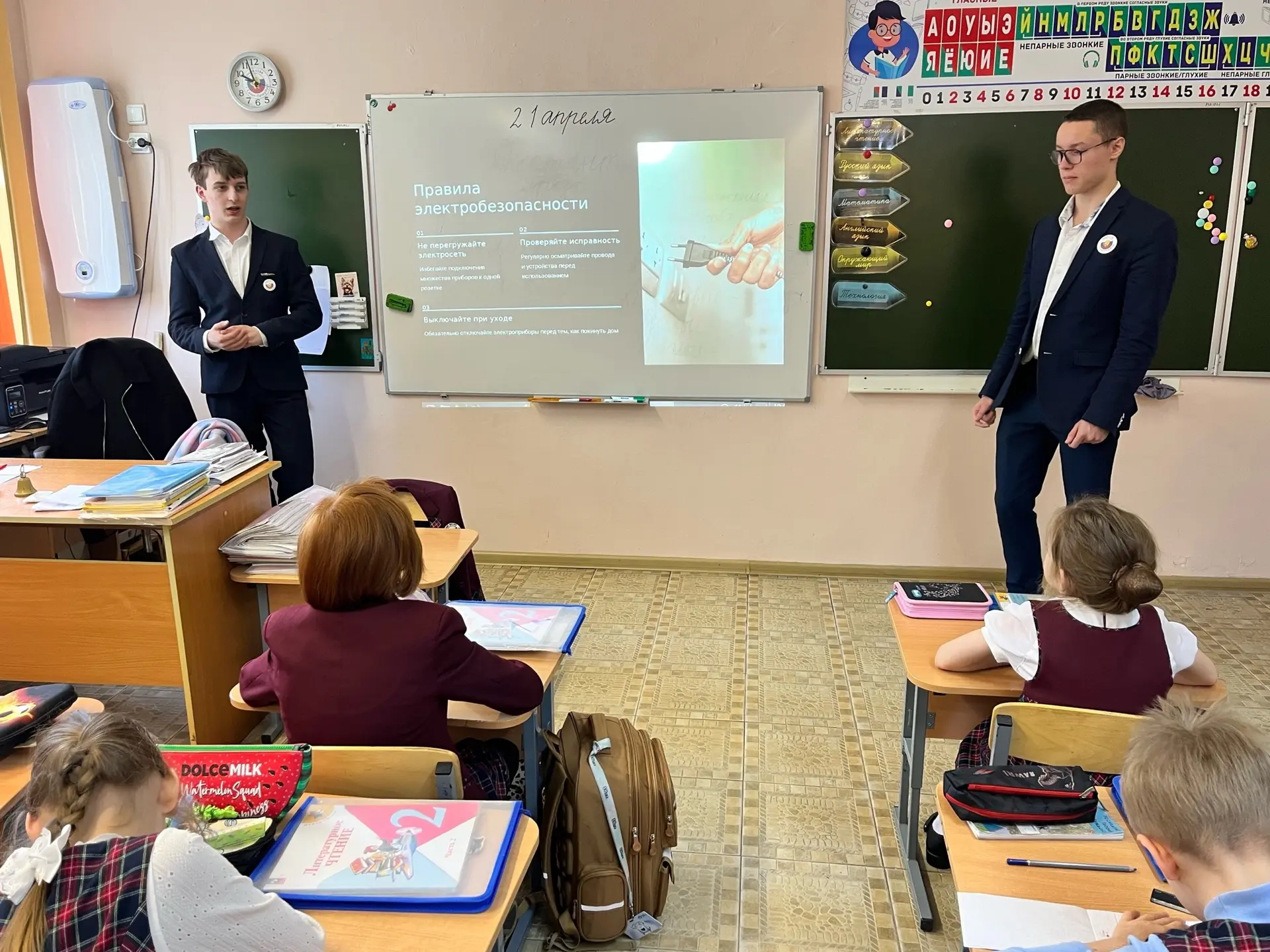 Представители Совета дисциплины вместе с советником директора по воспитанию Бушуевой Натальей Геннад
